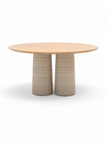 Modularer Esstisch mit ovale Holzplatte und skulpturalen Säulen