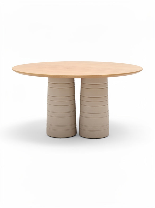 Modularer Esstisch mit ovale Holzplatte und skulpturalen Säulen